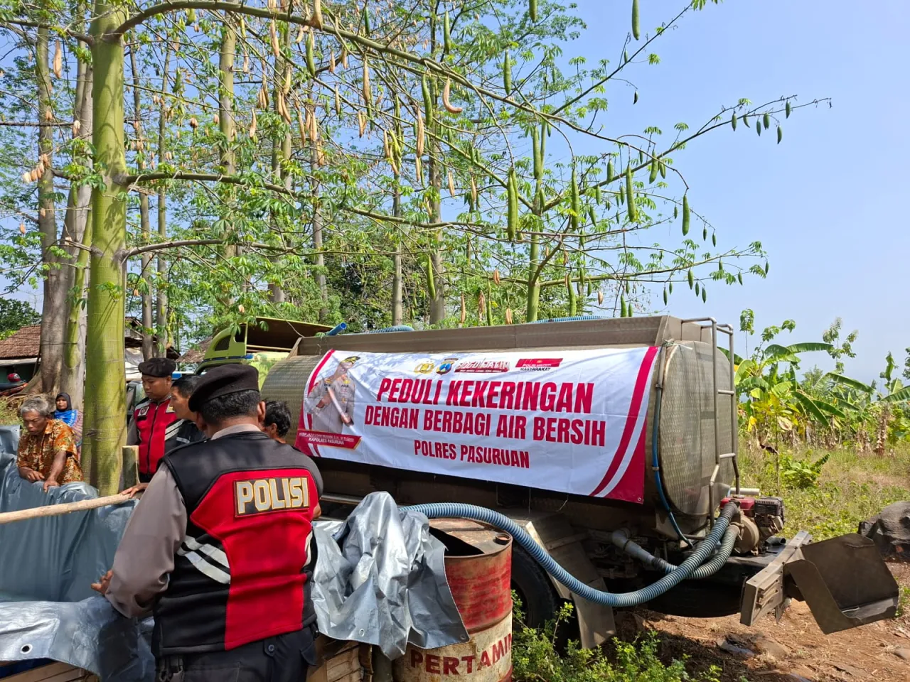 Sejumlah Desa Terdampak Kekeringan Polres Pasuruan Salurkan Bantuan Air Bersih untuk Warga Winongan