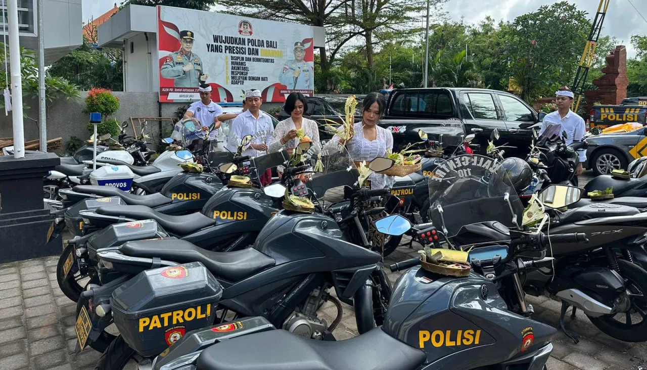 Polres Bandara Gelar Persembahyangan Hari Tumpek Landep