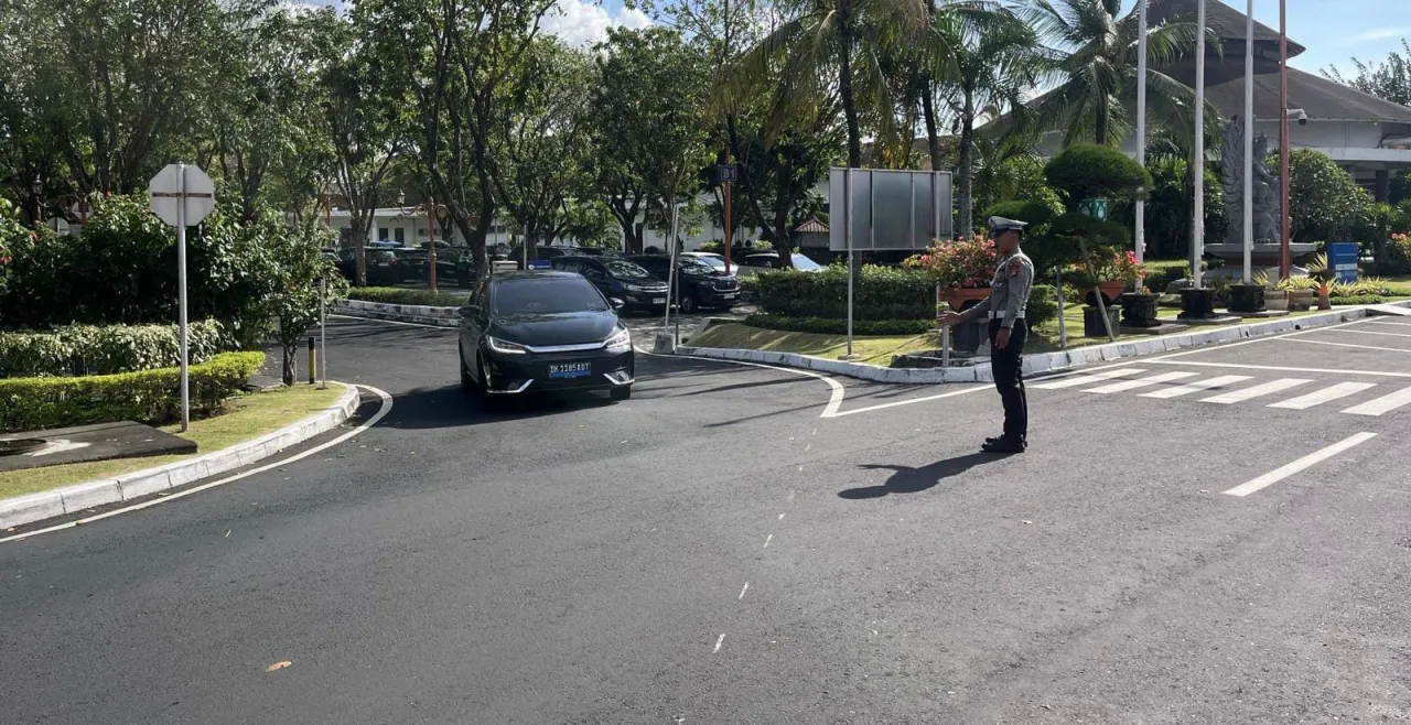 Sat Lantas Polres Bandara I Gusti Ngurah Rai Atur Lalu Lintas di Keberangkatan Domestik