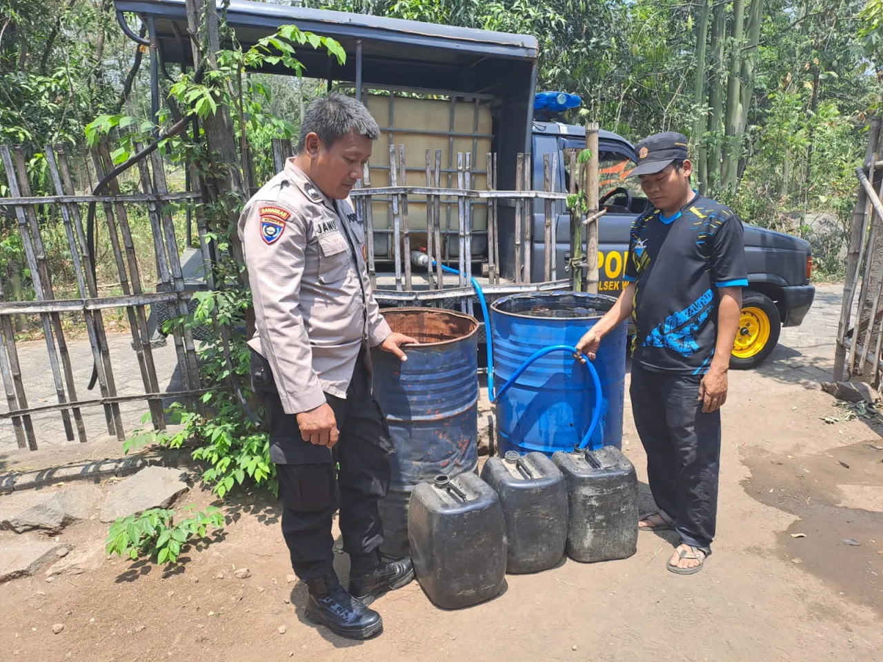 Polsek Winongan Salurkan 2.000 Liter Air Bersih ke Warga Sumberjo