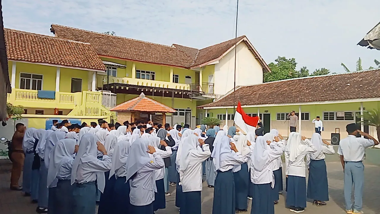 Kapolsek Wonorejo Jadi Pembina Upacara di Yayasan Hidayatul Mubtadiin, Ingatkan Bahaya Kenakalan Remaja