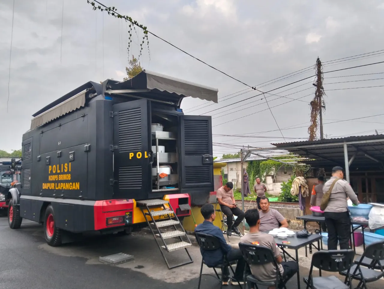 Polda Jatim Dirikan Dapur Lapangan di Ponpes Al Khoziny Sidoarjo