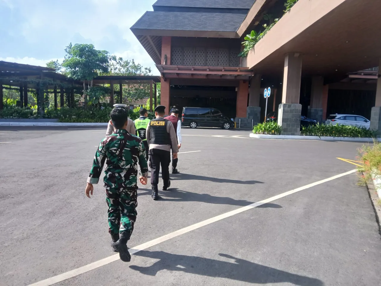 Polres Bandara Ngurah Rai Bersama TNI AU dan Avsec Gelar Patroli Skala Besar di Kawasan Bandara