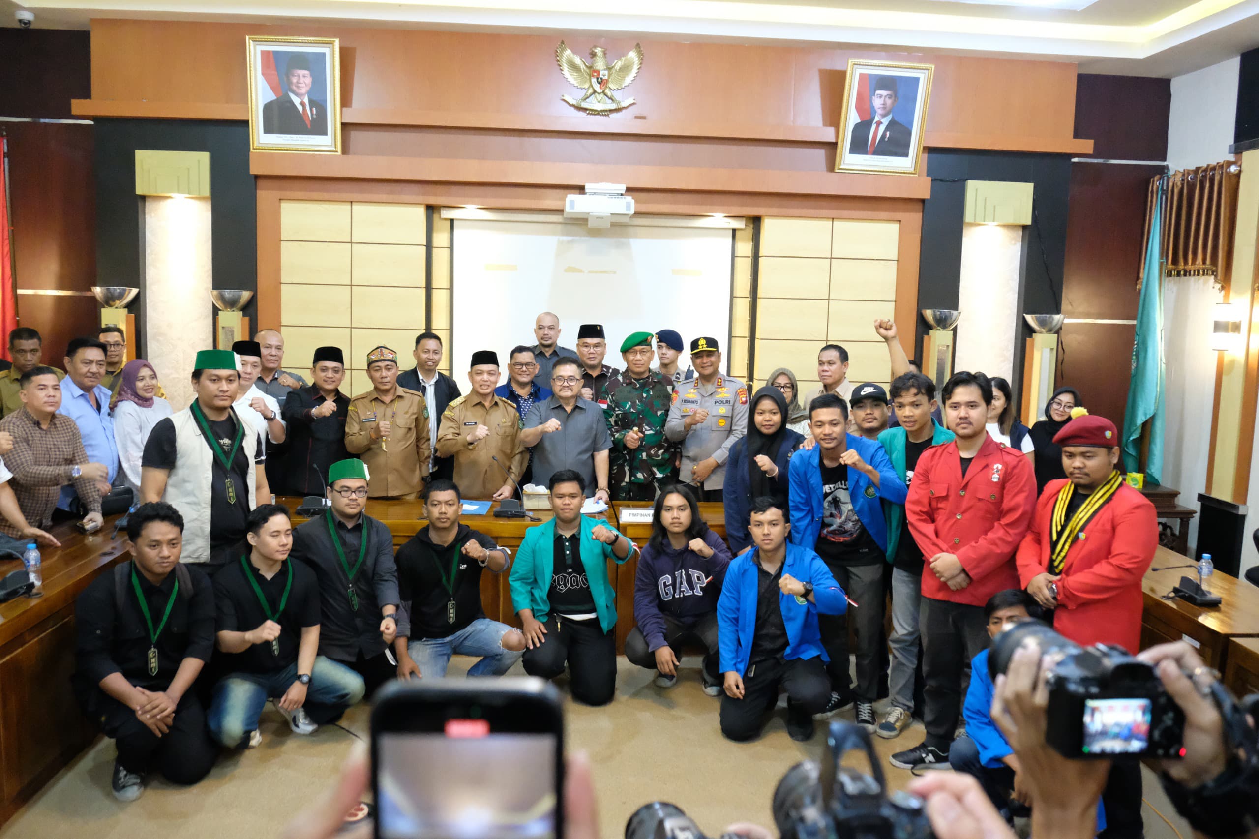 Aksi Mahasiswa Menggugat di DPRD Kalbar Berjalan Damai, Kapolda Tegas: “Tidak Ada yang Kebal Hukum”