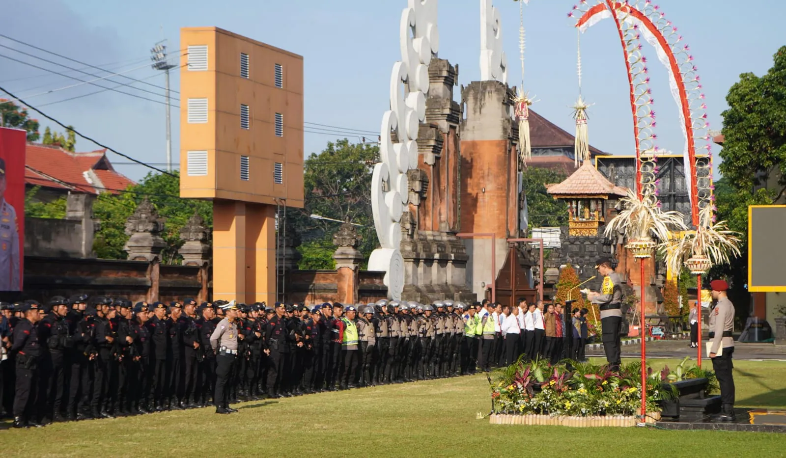 Pimpin Apel Gelar Pasukan Kapolda Bali Pastikan Keamanan Event Chandi Summit 2025