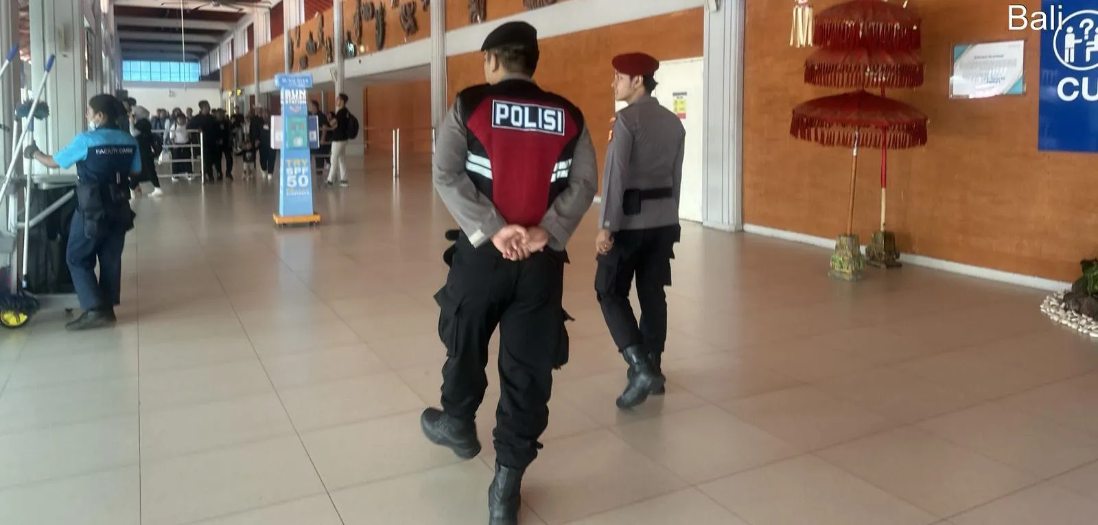 Polres Bandara Ngurah Rai Gelar Patroli di Terminal Kedatangan Domestik