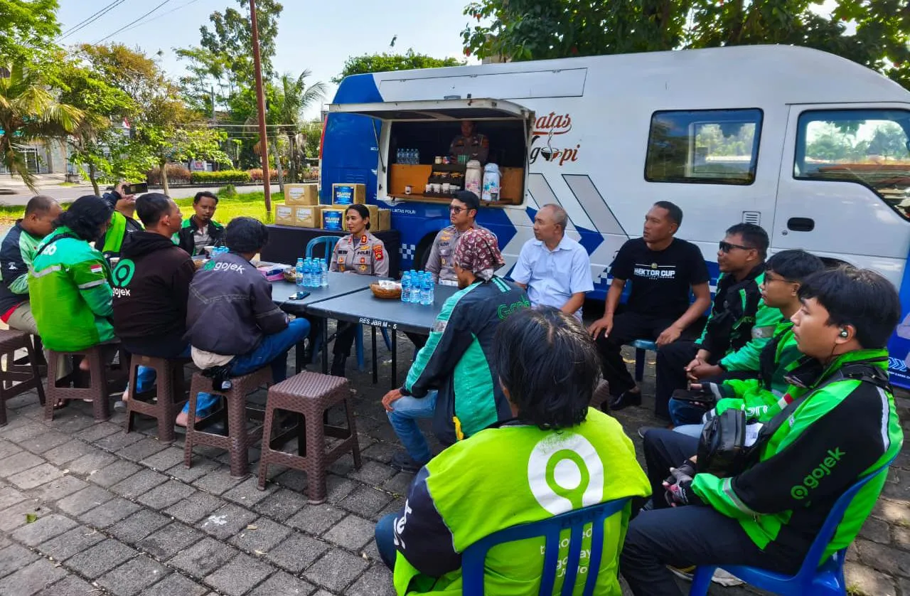 Ngopi Bareng Kapolres Jembrana, Ojol Jadi Mitra Kamtibmas di HUT Lantas ke-70