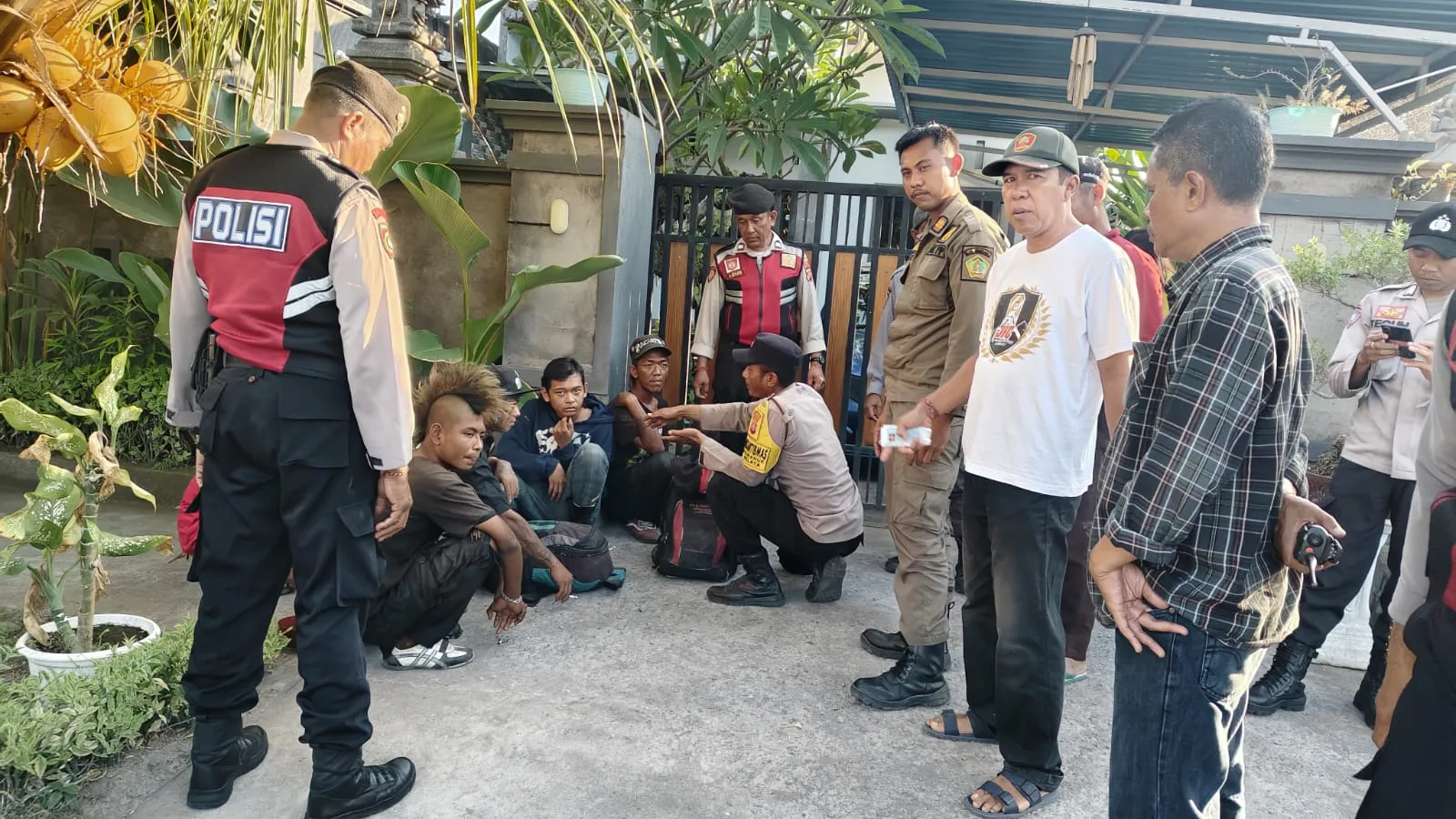 Polsek Kawasan Pelabuhan Gilimanuk Pulangkan Enam Anak Punk ke Jawa Timur Lewat Pelabuhan Gilimanuk