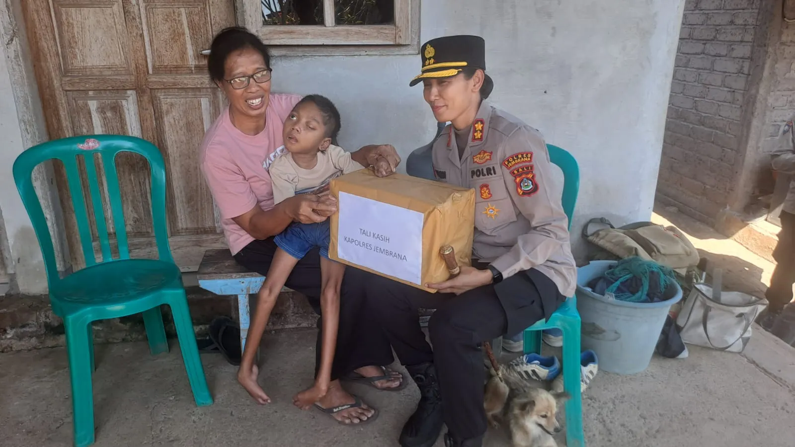 Kapolres Jembrana Tebar Kepedulian Lewat Program Minggu Kasih di Desa Banyubiru