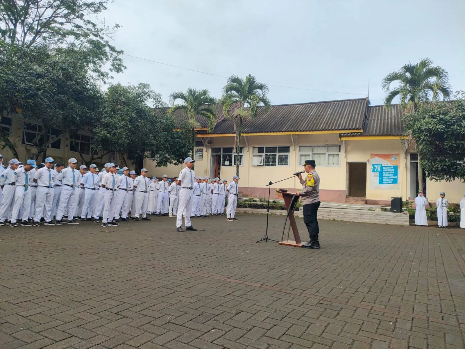 Kapolsek Puspo Beri Edukasi Kamtibmas di SMKN Puspo, Ingatkan Pelajar Bijak Bermedsos