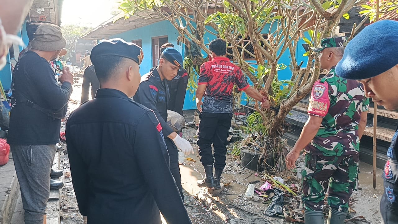 Gabungan Personel Polsek Dentim, TNI, Brimob dan Relawan Bersihkan Sisa Banjir di Seputaran Jalan Siulan