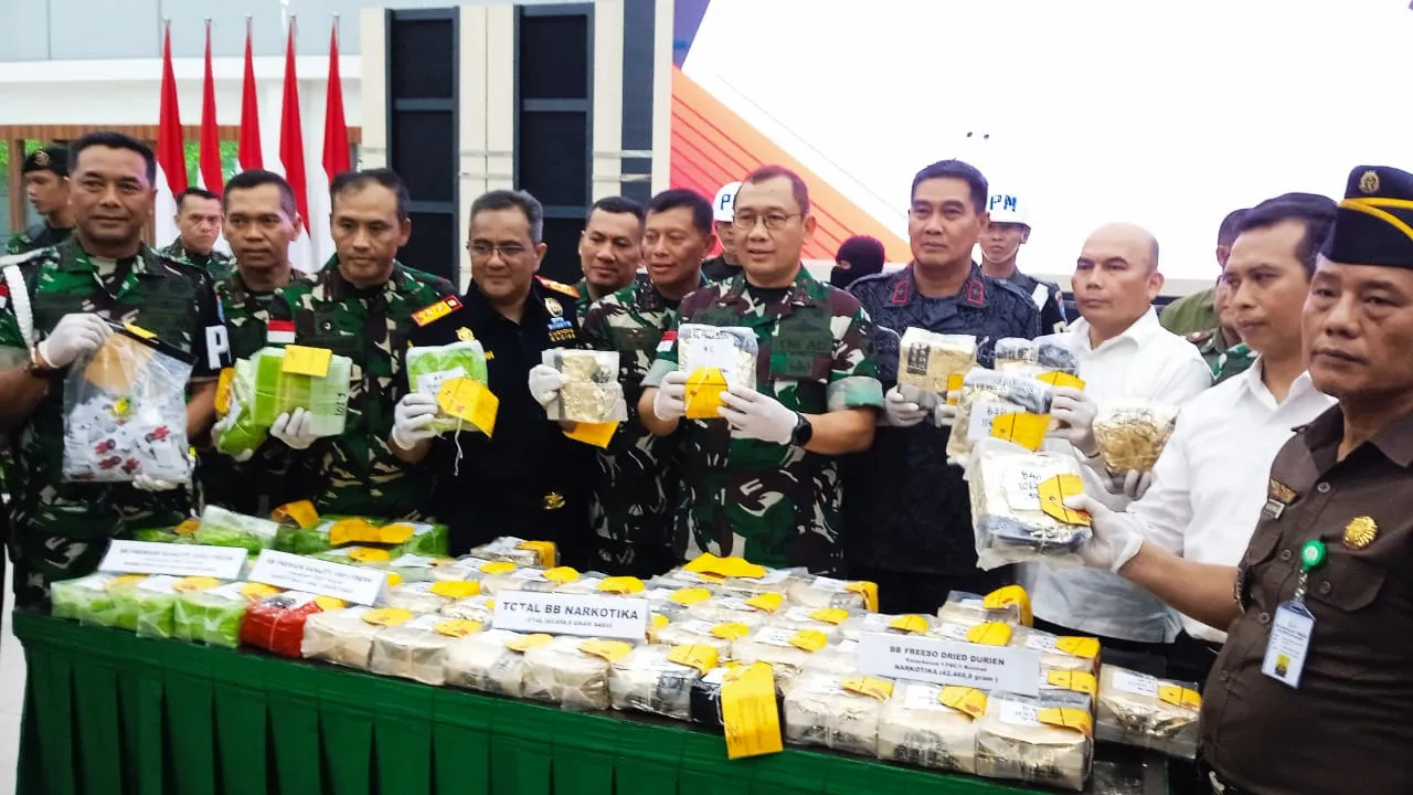 Satgas Yonarhanud 1/PBC Kostrad Berhasil Cegah Masuknya Narkoba, Pangdam XII/Tpr Serahkan 63 Kilogram Sabu