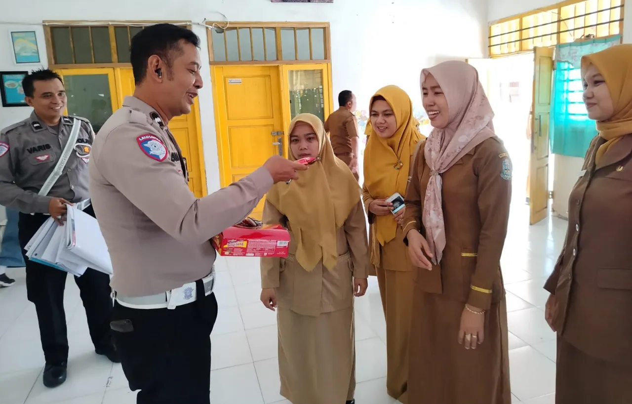 Satlantas Polres Sampang Melaksanakan Kegiatan Aksi Simpatik Sosialisasi Keselamatan Berlalu Lintas di SMKN 1 Jrengik
