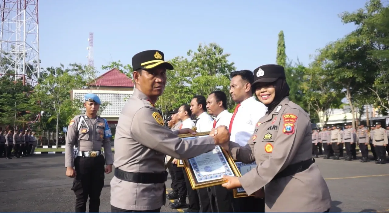 Kapolres Sampang Apresiasi Anggota Berprestasi dengan Penghargaan