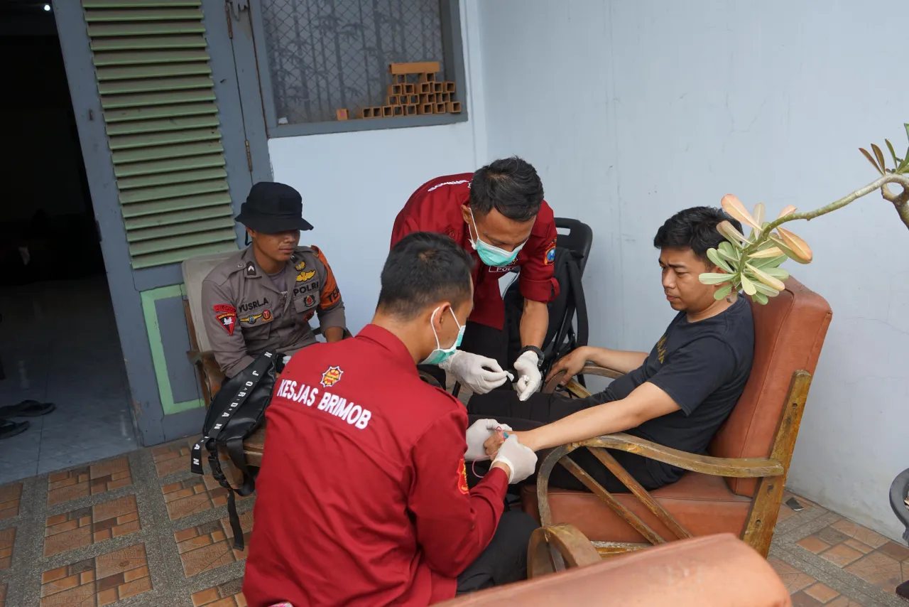 Brimob Polda Jatim Buka Layanan Kesehatan Gratis di Ponpes Al Khoziny Sidoarjo