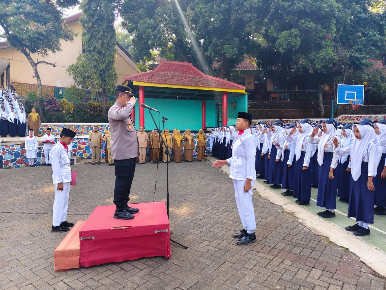 Polri Dekat Dengan Pelajar, Kapolsek Purwodadi Jadi Pembina Upacara di SMPN 1 Purwodadi