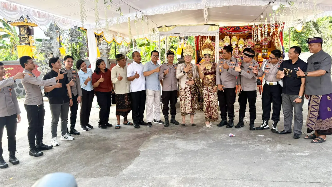 Personel Polres Bandara Ngurah Rai Hadiri Pernikahan Putra Anggota, Wujud Kekeluargaan dan Solidaritas Polri 