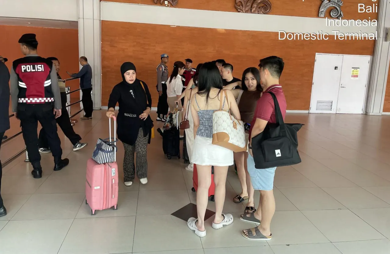 Personel Polres Bandara Jaga Keamanan dan Sapa Penumpang di Terminal Domestik
