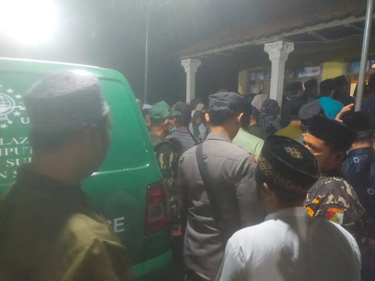 Jenazah Korban Robohnya Bangunan Ponpes Al Khozini Tiba di Wonorejo, Polisi dan Warga Gelar Takziah