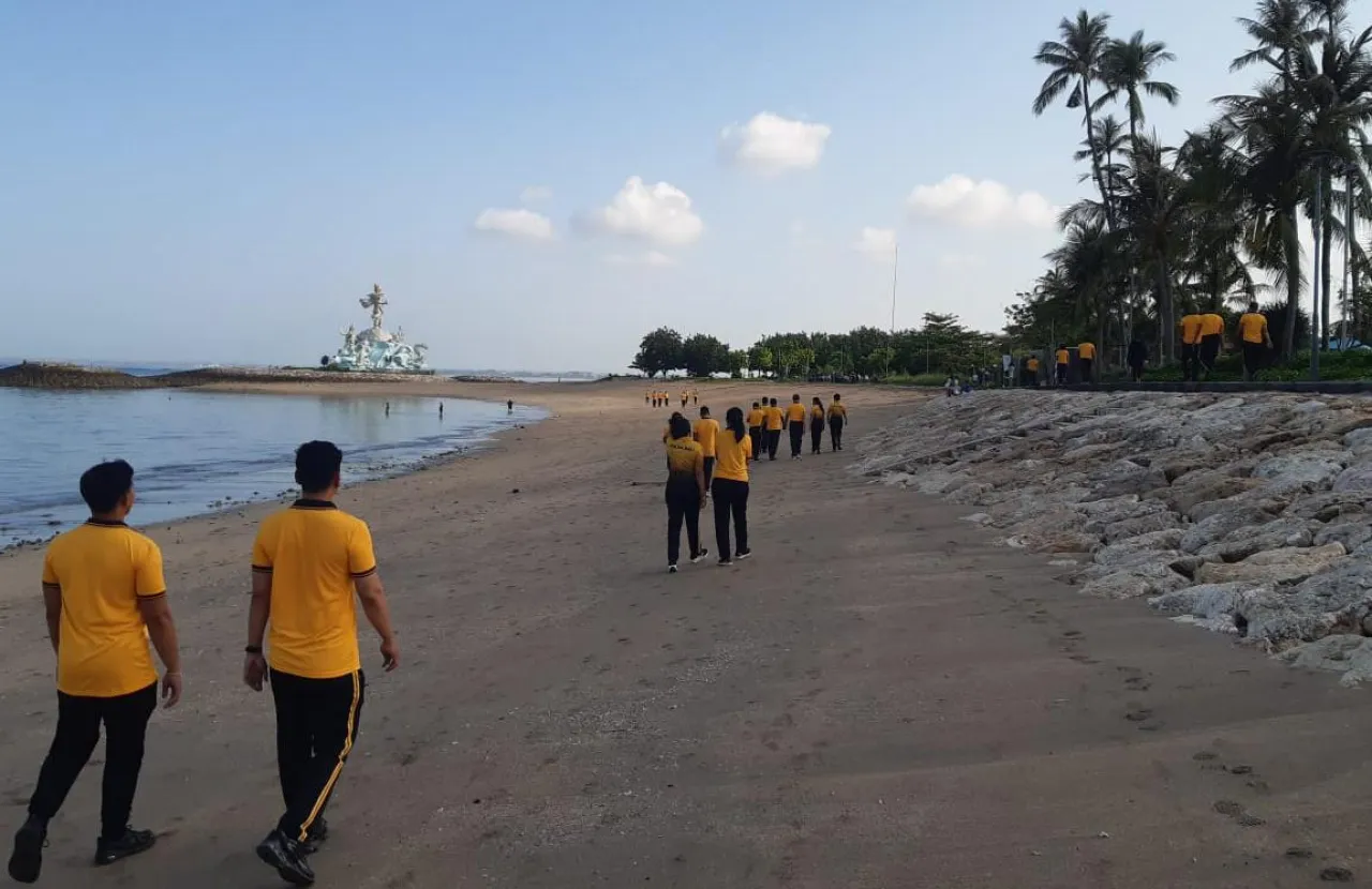 Polres Bandara Ngurah Rai Gelar Olahraga Jalan Santai di Pantai Sekeh