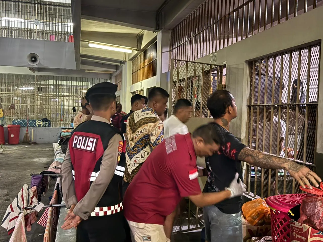 Wujudkan Lapas Bersih dan Aman, Lapas Narkotika Pamekasan Gelar Razia Gabungan Bersama Polres, Brimob, dan Kodim 0826