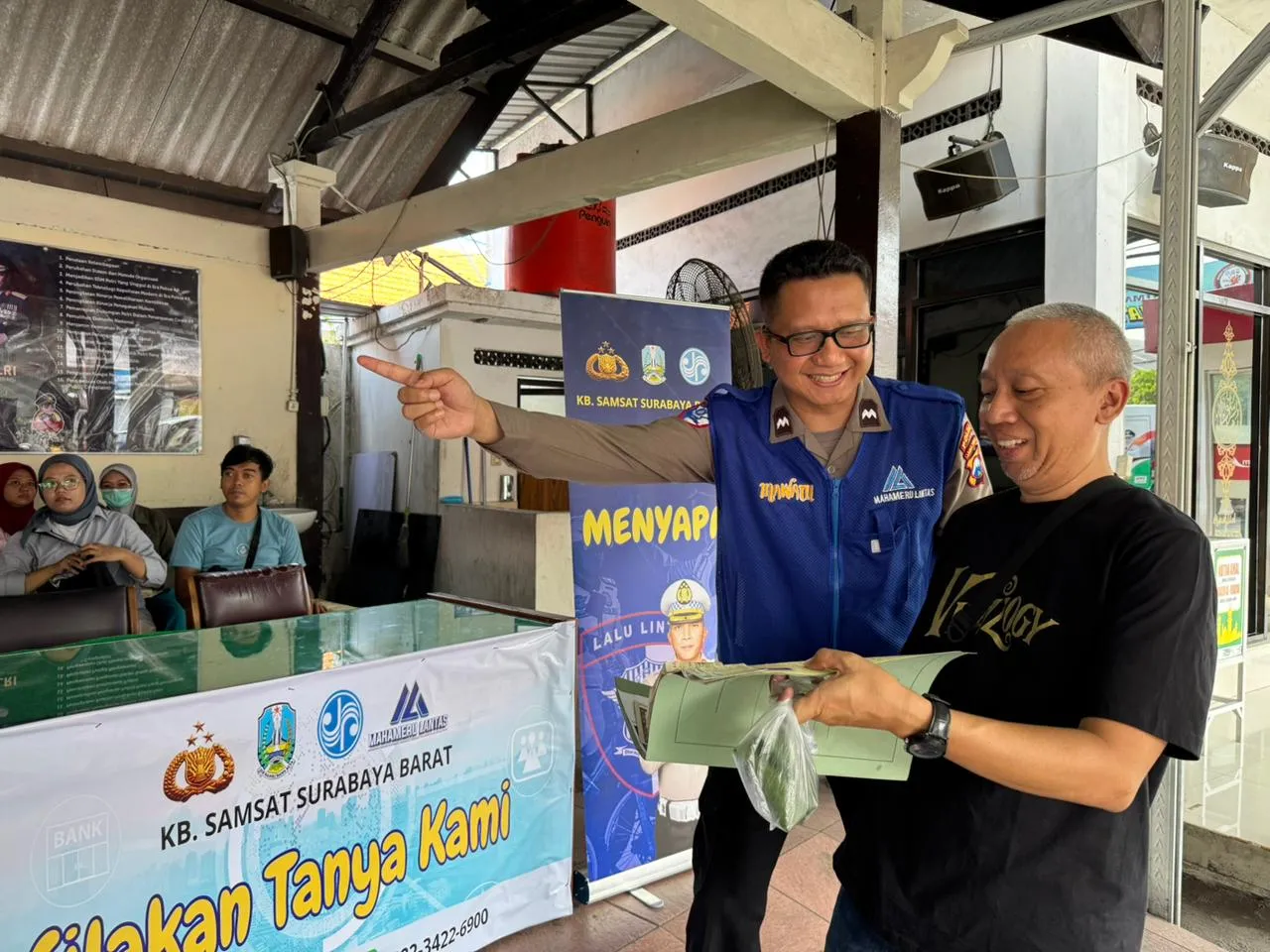 Samsat Surabaya Barat Berikan Pelayanan Prima dan Humanis Melalui Polantas Menyapa