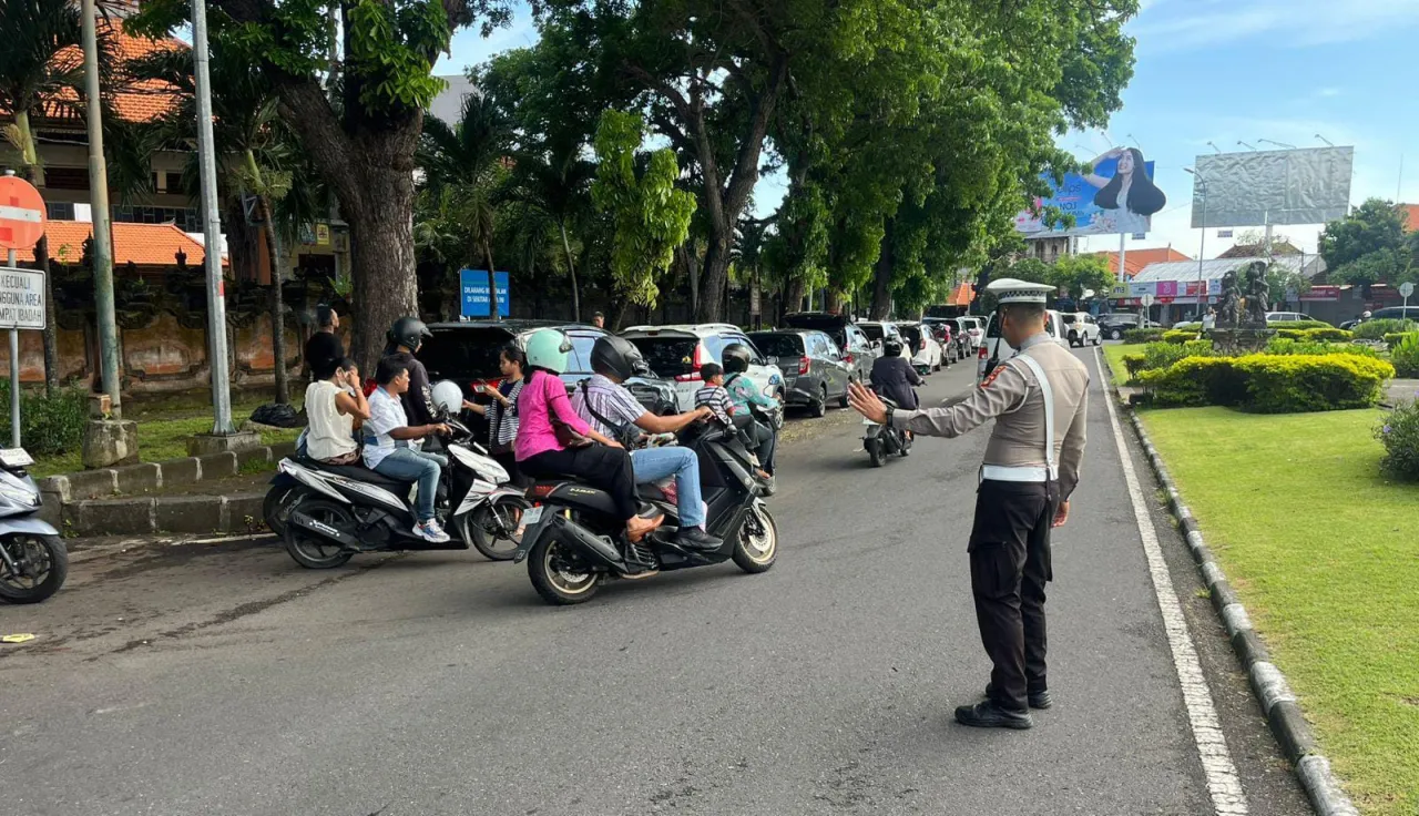 Satlantas Polres Bandara Atur Lalin Usai Ibadah di Gereja Ekklesia Tuban