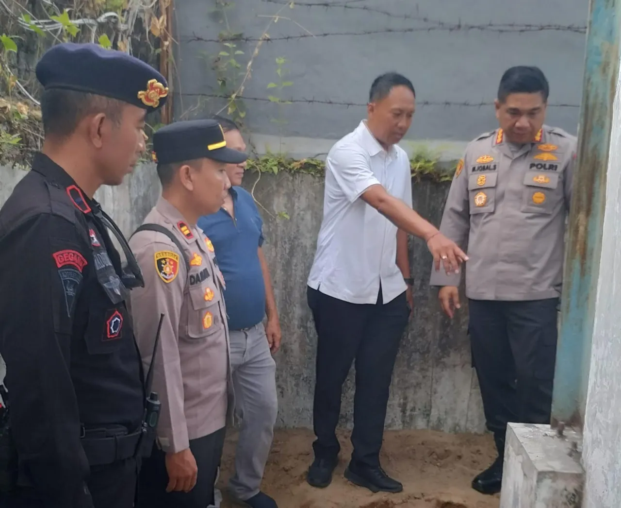 Tim Gegana Brimobda Bali Musnahkan Temuan Kembang Api Rusak di Gudang Jalan Sari Dana II Ubung Denpasar 
