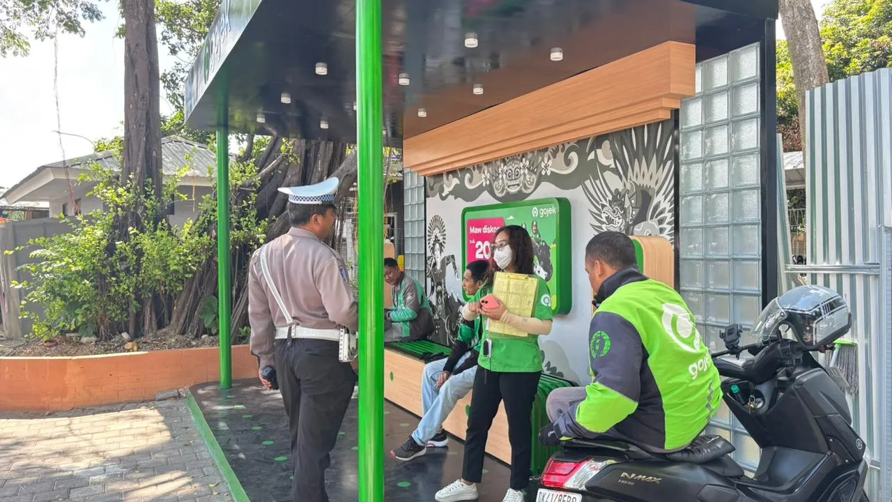 Polantas Polres Bandara Ngurah Rai Sampaikan Imbauan Tertib Lalu Lintas kepada Pengemudi Ojek Online