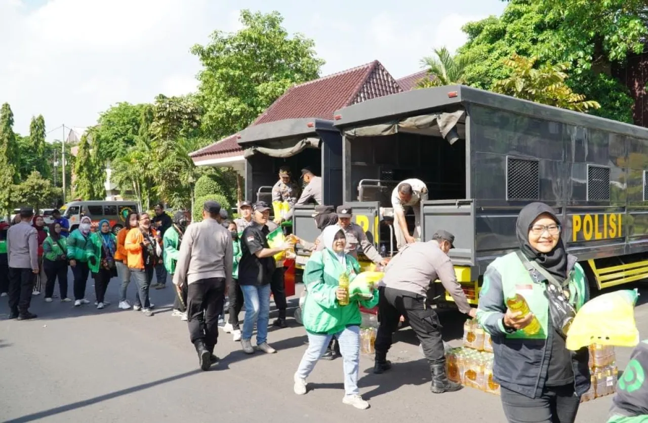 Polda Jatim Peduli Masyarakat Gelar Baksos Salurkan Bantuan untuk Ribuan Warga