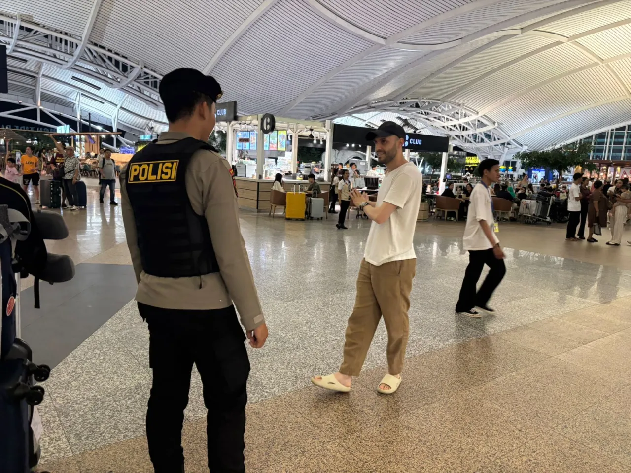 Polisi Bandara Ngurah Rai Tunjukkan Pendekatan Humanis kepada Wisatawan Asing