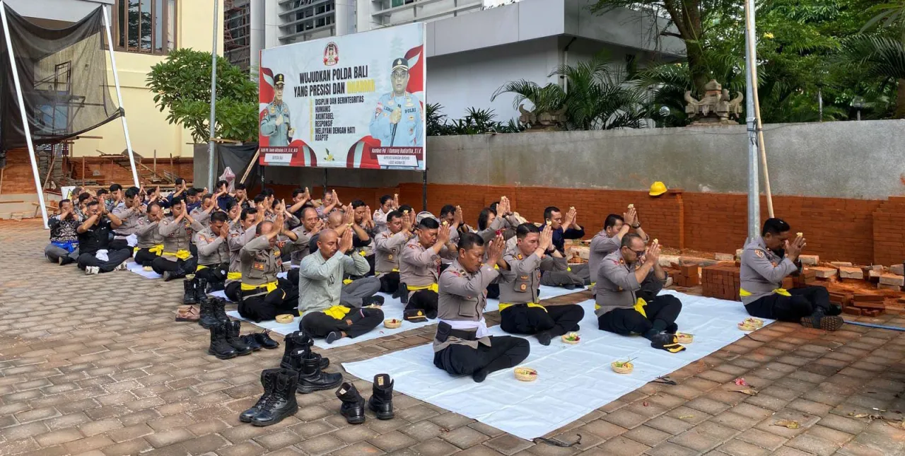 Polres Bandara Ngurah Rai Gelar Sembahyang Bersama Peringati Tilem Sasih Kapat