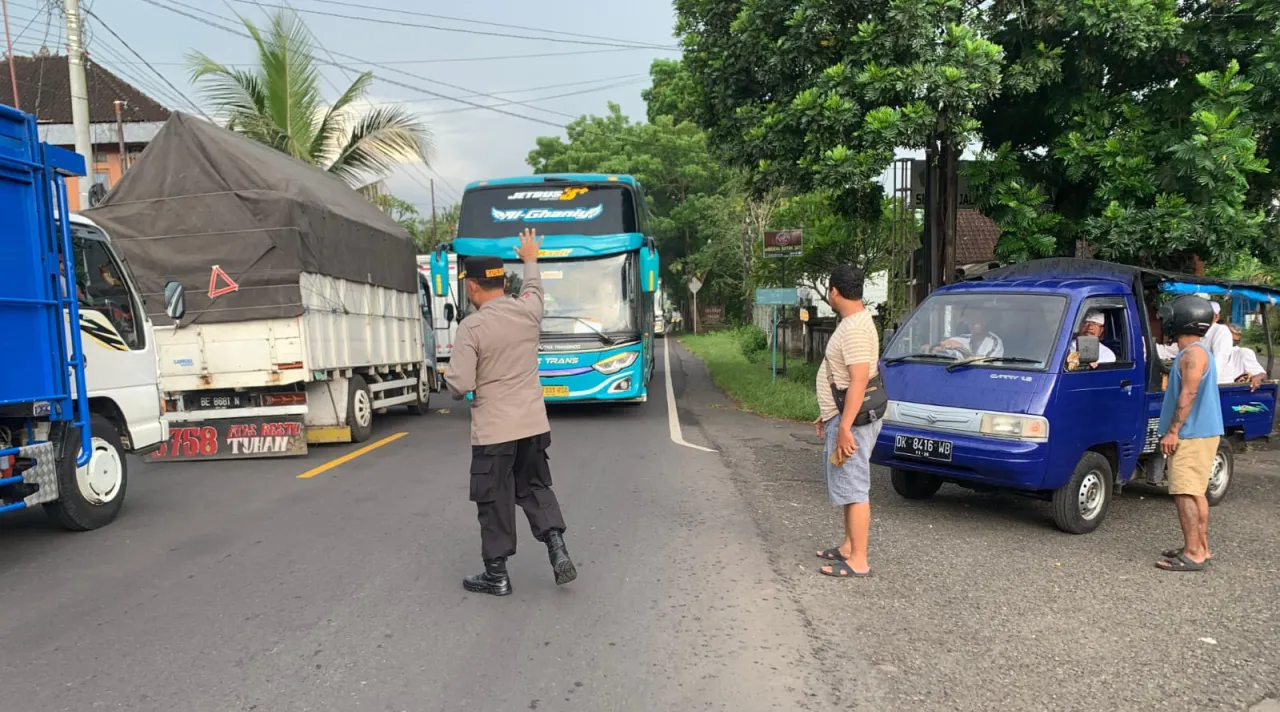 Polisi Sigap Atur Arus Lalu Lintas, Truk Mogok di Jalur Denpasar–Gilimanuk Berhasil Ditangani Cepat dan Aman