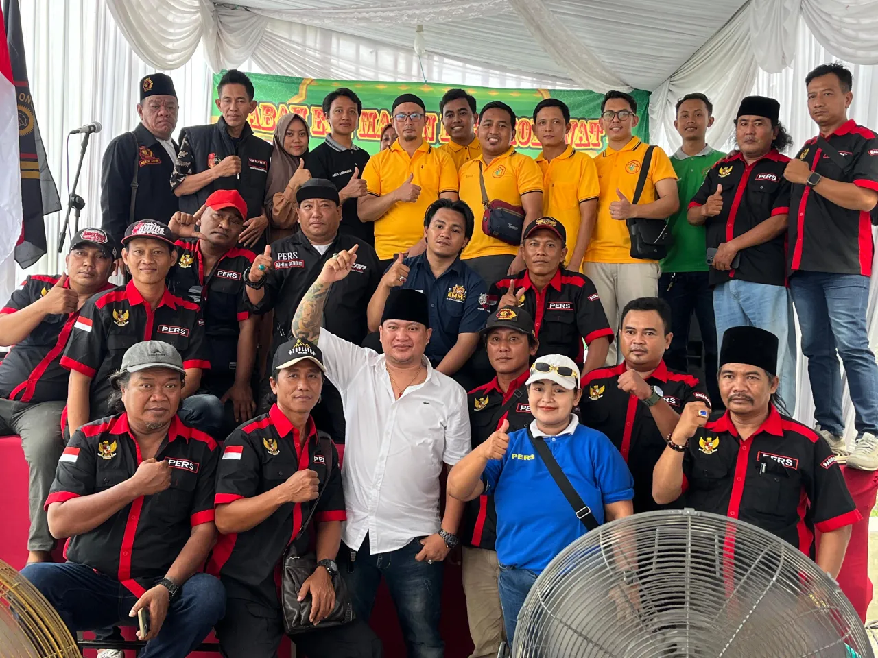Progam Abah Edy Macan Bersholawat, Warga Medayu Antusias Daftarkan Anak Khitan Masal Gratis dan Santunan Bagi Sembako