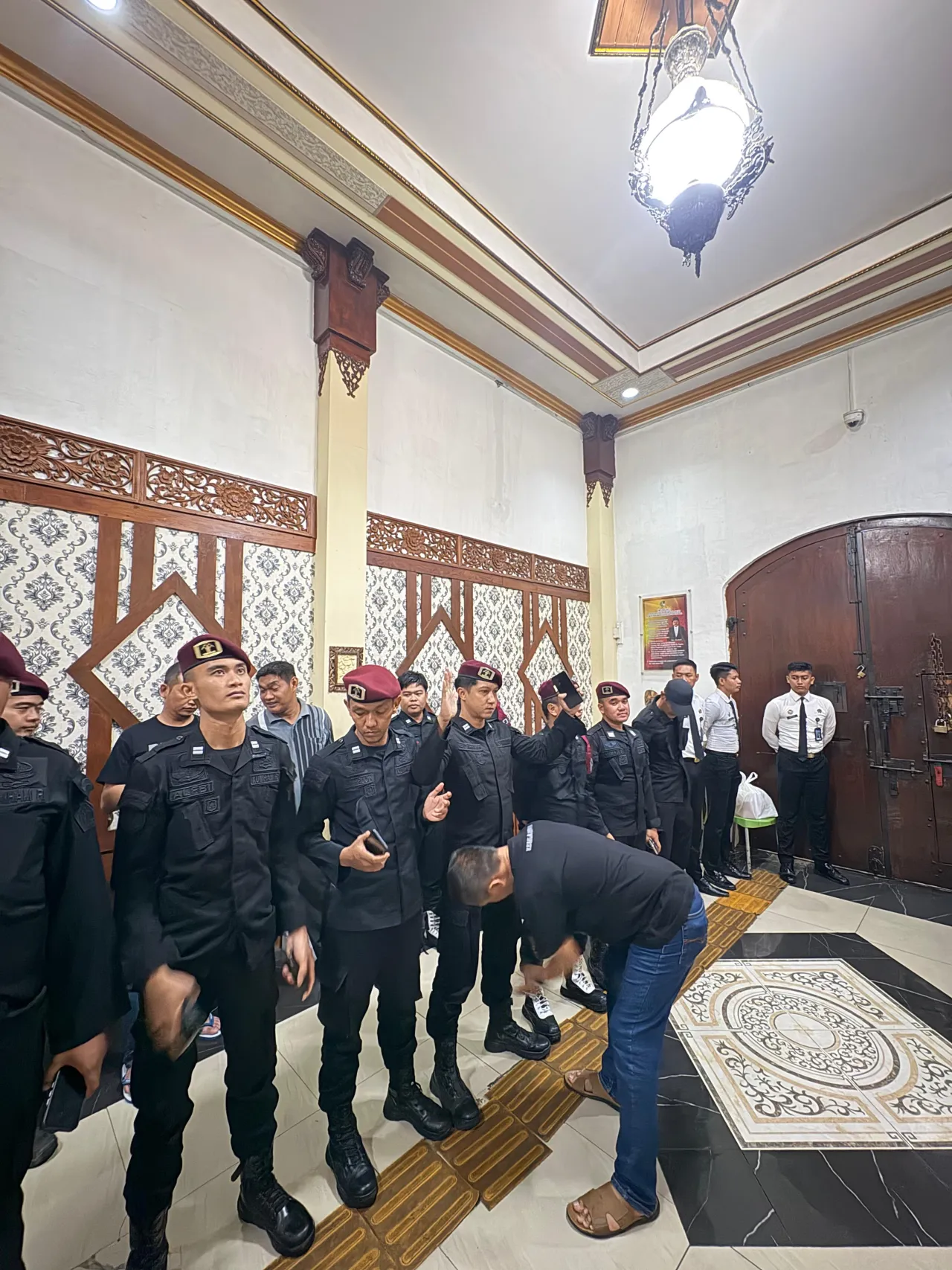 Cegah Masuknya Barang Terlarang, Kepala KPLP Lapas Madiun Pimpin Razia Internal Petugas Jaga Malam