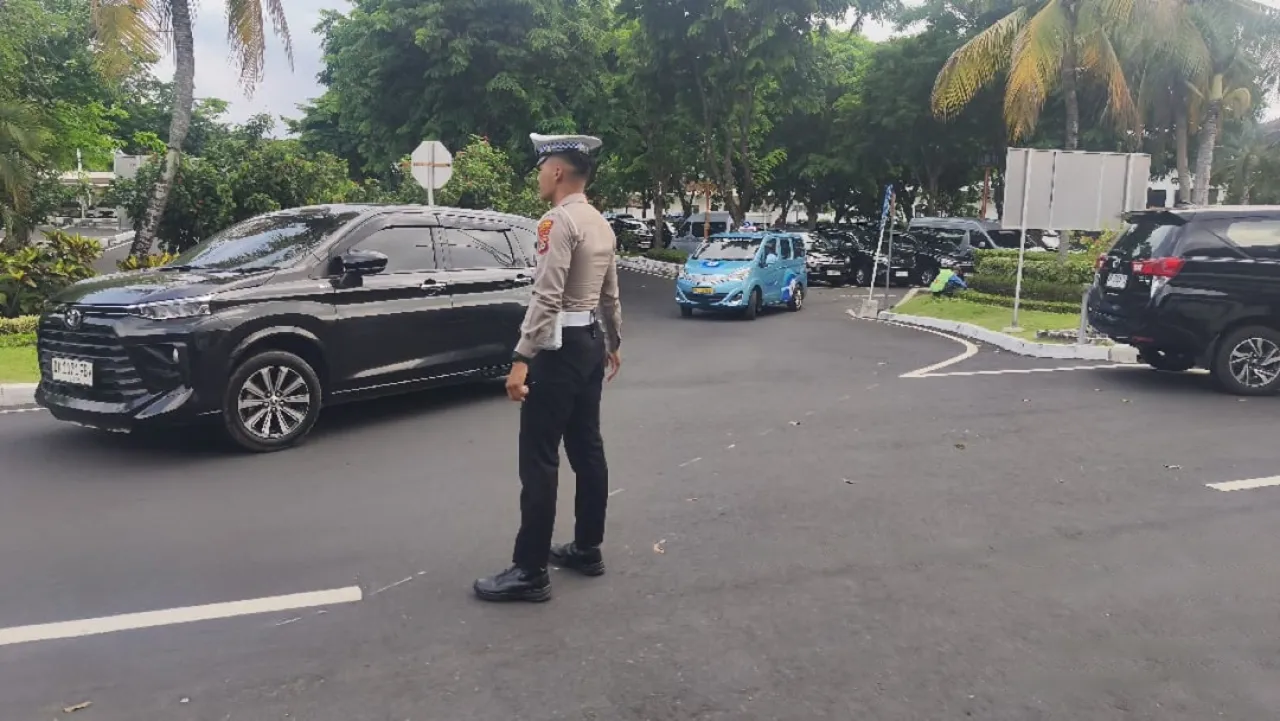 Sat Lantas Polres Bandara I Gusti Ngurah Rai Atur Arus Lalu Lintas di Area Keberangkatan Domestik