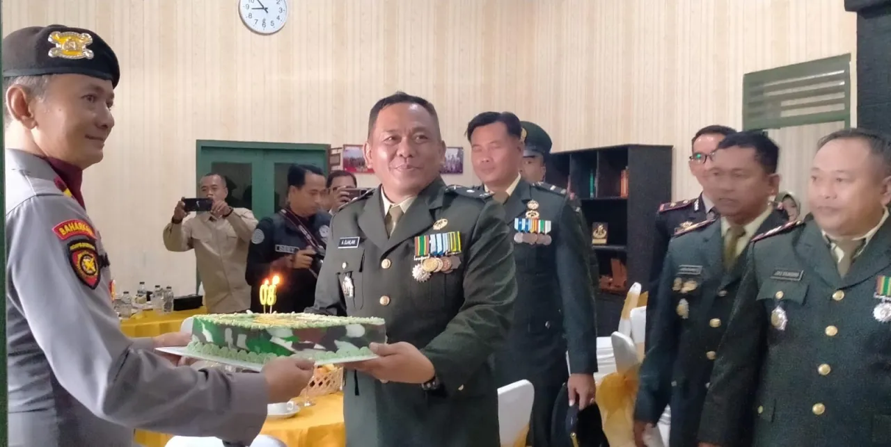 Polres Sampang Beri Kue Kejutan, Rayakan HUT ke-80 TNI Penuh Sinergi
