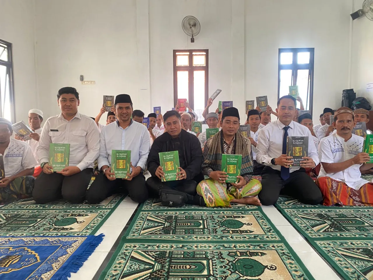 ​Perkuat Pembinaan Agama Warga Binaan, Rutan Sampang Terima 91 Al-Qur'an dari Wakil Bupati