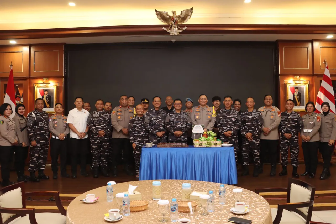 Kapolres Pelabuhan Tanjung Priok Berikan   Surprise HUT ke-80 TNI