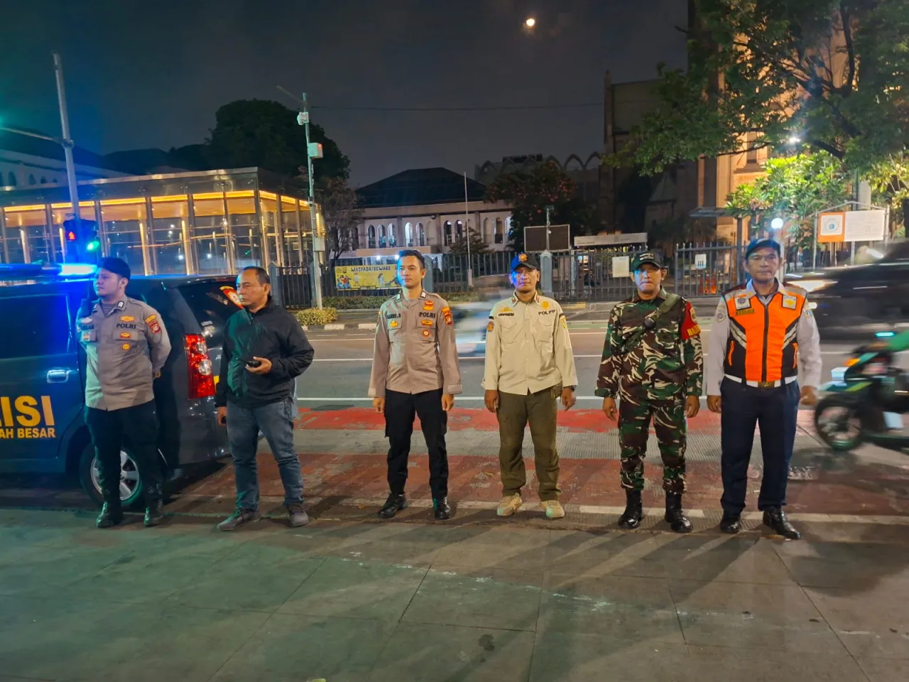 Perkembangan Situasi, Babinsa Koramil 02/Sawah Besar Bersama Tiga Pilar Laksanakan Patroli Malam