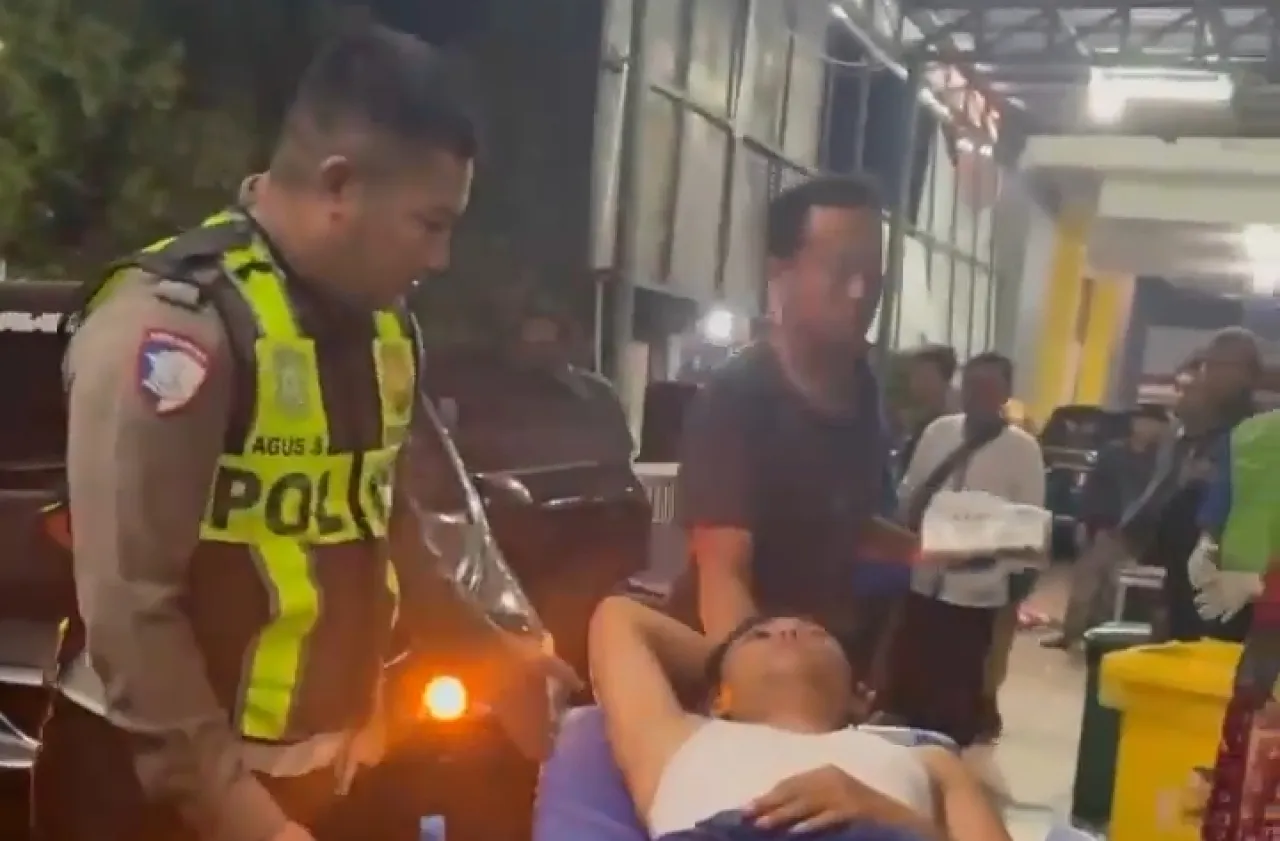 Sinergi Kemanusiaan: Satlantas Polres Sampang Kawal Ambulans Korban Laka Lantas