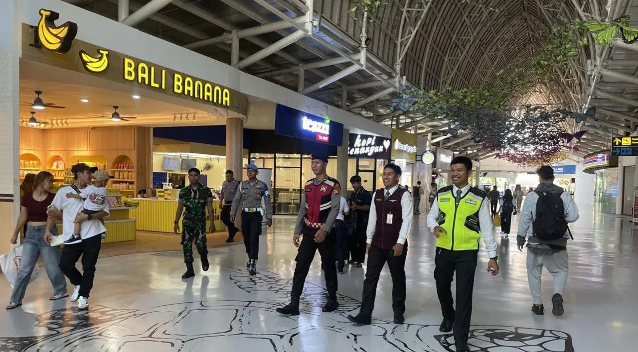 Tingkatkan Keamanan, Polres Bandara Ngurah Rai Bersama TNI AU dan Avsec Patroli Titik Strategis