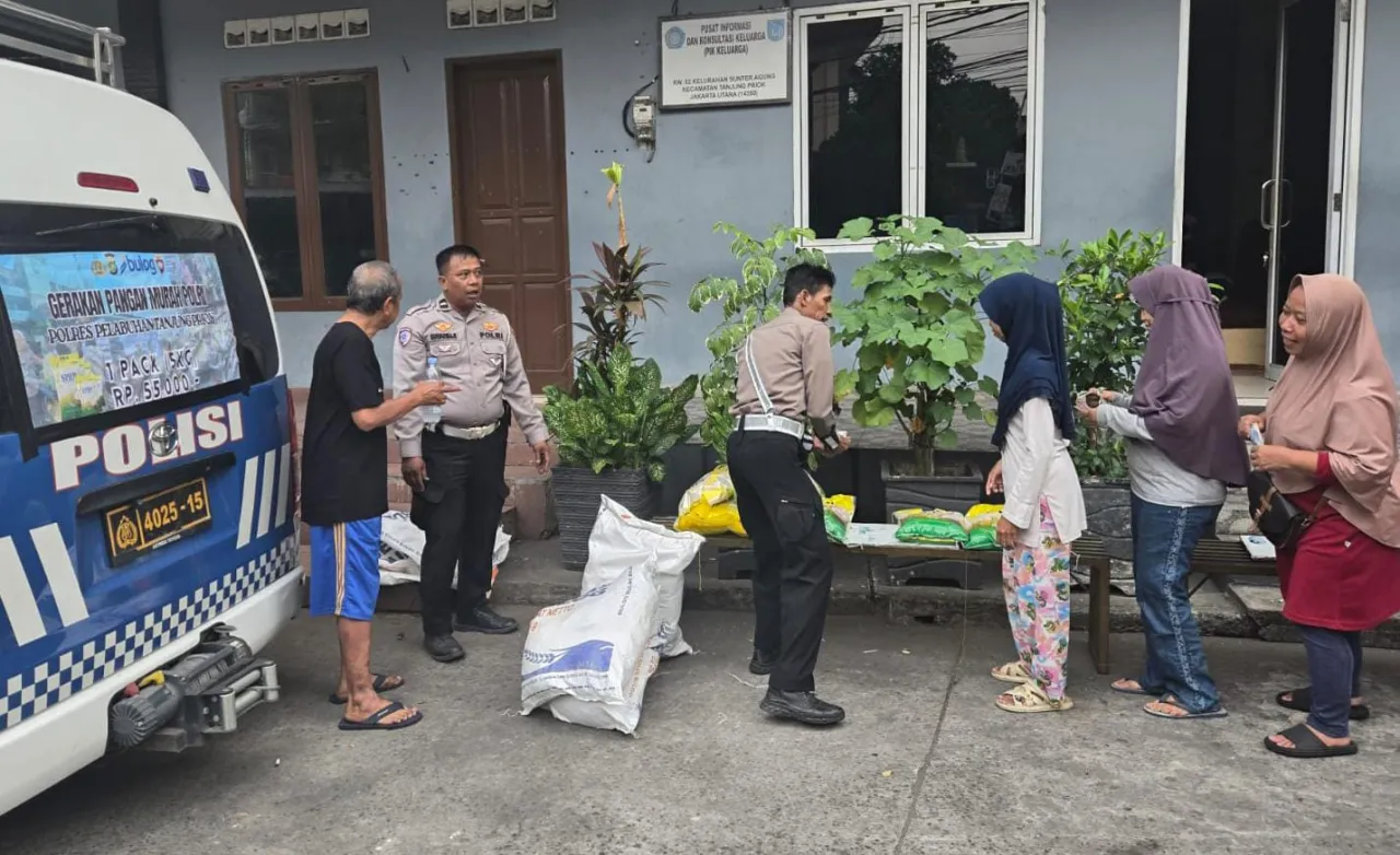 Satlantas Polres Pelabuhan Tanjung Priok Salurkan Beras Murah ke Warga Sunter Agung