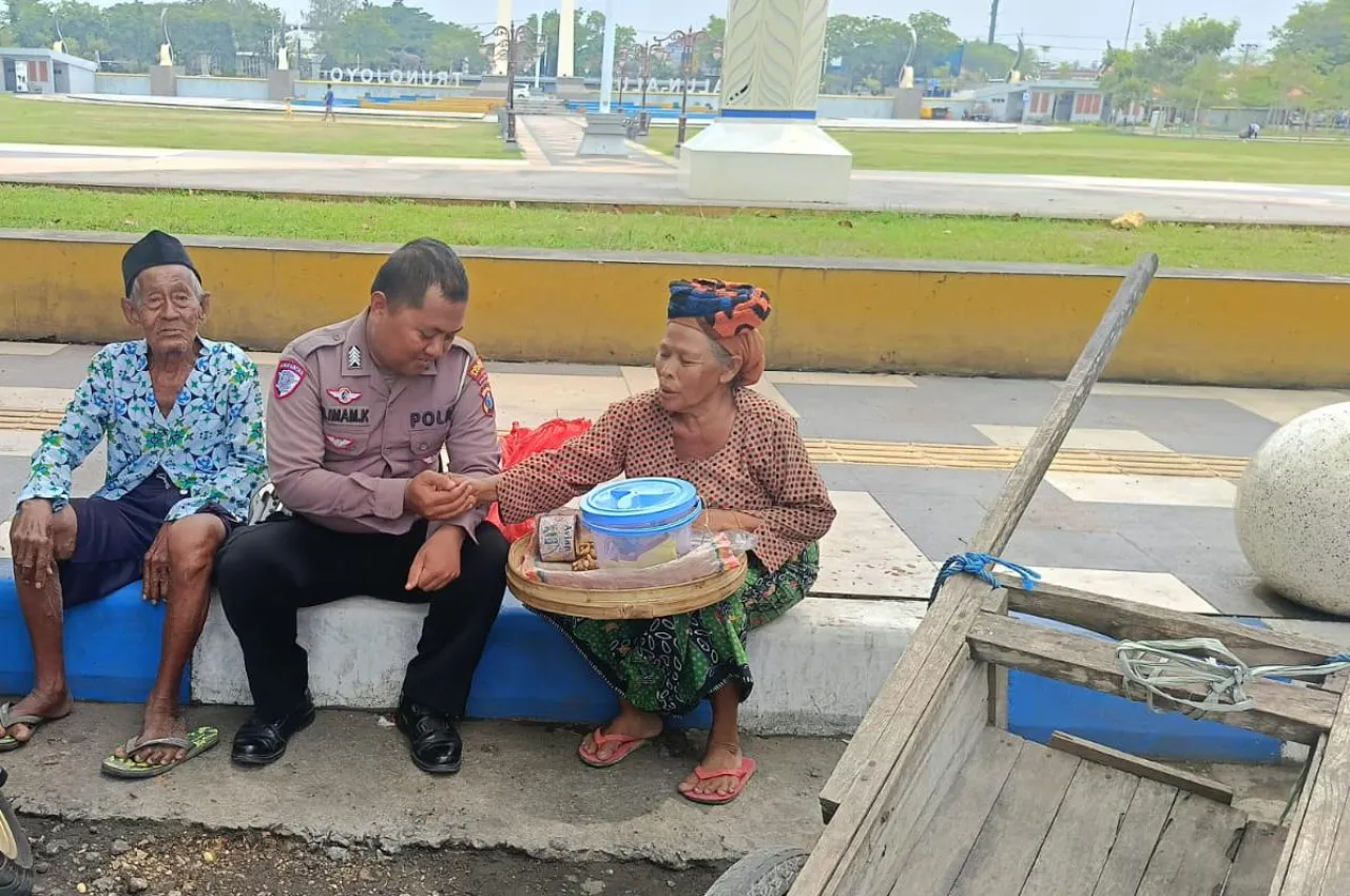 Aksi Heroik Bripka Imam Kholik, Potret Kemanusiaan Anggota Satlantas Polres Sampang ​