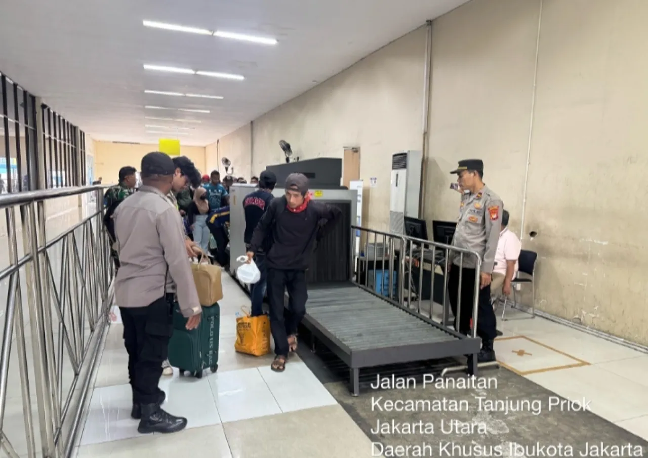 Polres Priok, Berikan Imbauan Penumpang & Amankan  Debarkasi Kapal KM. Nggapulu dari Surabaya. 
