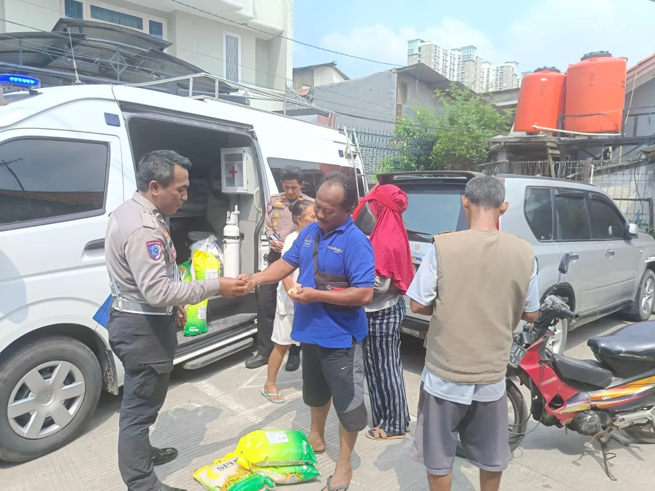 Satlantas Polres Pelabuhan Tanjung Priok, Salurkan Beras GPM dari Bulog untuk Warga Jakarta Utara