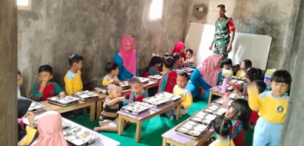 Babinsa Curahdami Kawal Penyaluran Makanan Bergizi Gratis kepada 1. 583 Siswa Tngkat Paud Sampai Dengan SMA