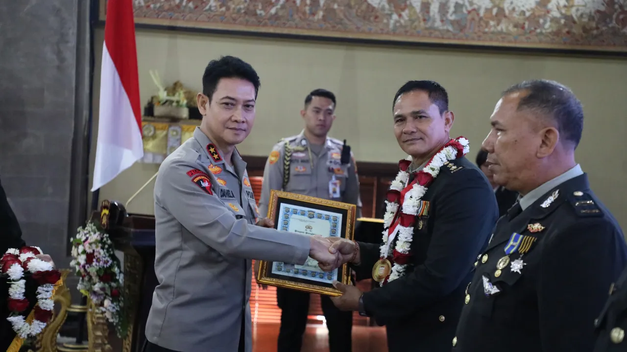 Wujud Penghormatan dari Institusi, Kapolda Bali Beri Penghargaan Personel Yang Memasuki Masa Purna Bhakti T.A. 2025
