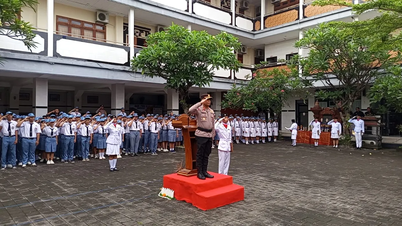 Kapolsek Dentim Jadi Irup di SMK PGRI 3 Denpasar, Ajak Siswa Teladani Semangat Pahlawan dan Disiplin Diri