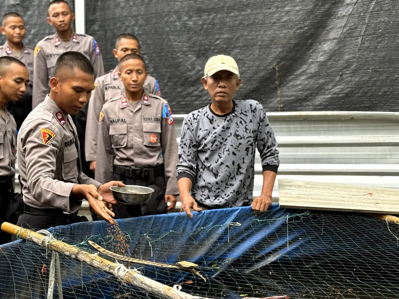 'Live In' : Siswa Diktukba SPN Polda Jatim Edukasi Budidaya Bandeng dan Jamur di Gresik
